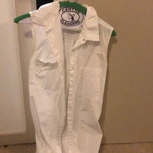 White sleeveless jumper